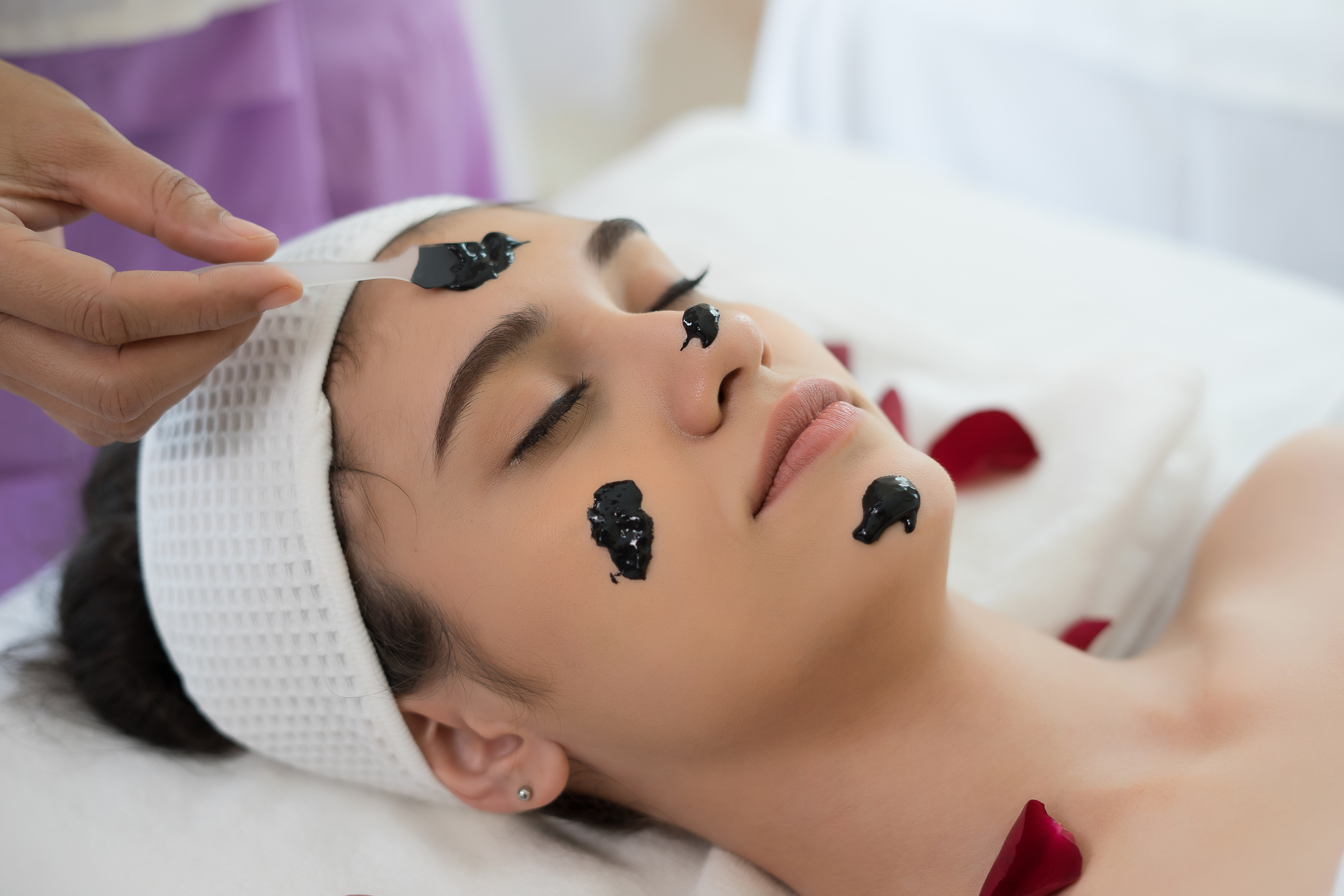 Hollywood Carbon Facial in Gurugram: Why It’s the Celeb Skincare Favorite